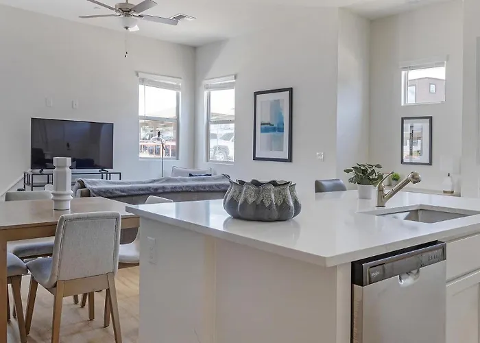 Landing Beautiful 1Bd Pool *