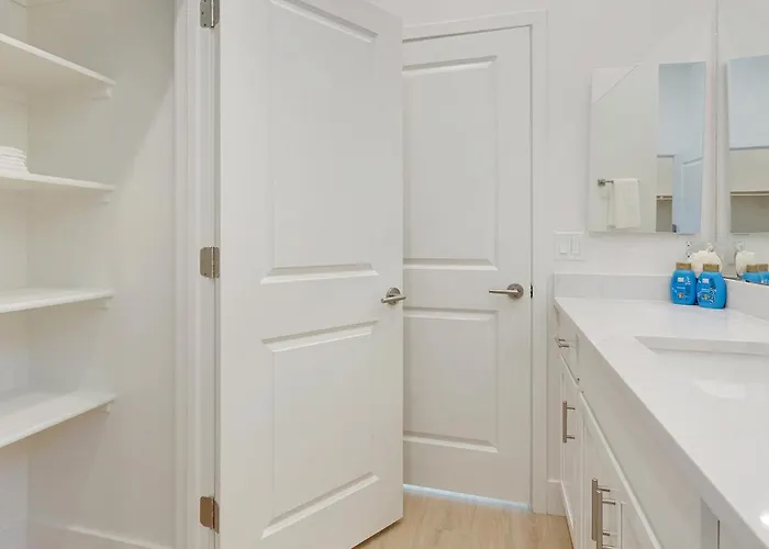 Landing Beautiful 1Bd Pool