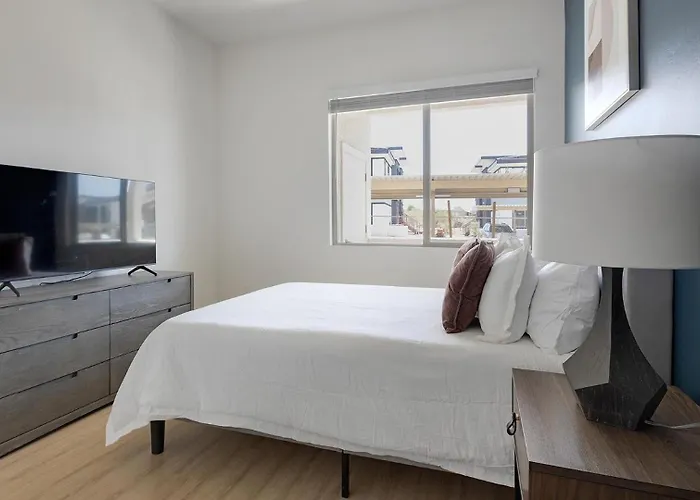 Landing Beautiful 1Bd Pool Apartment *