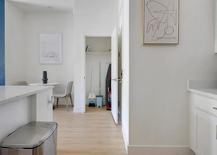 Landing Beautiful 1Bd Pool Apartment